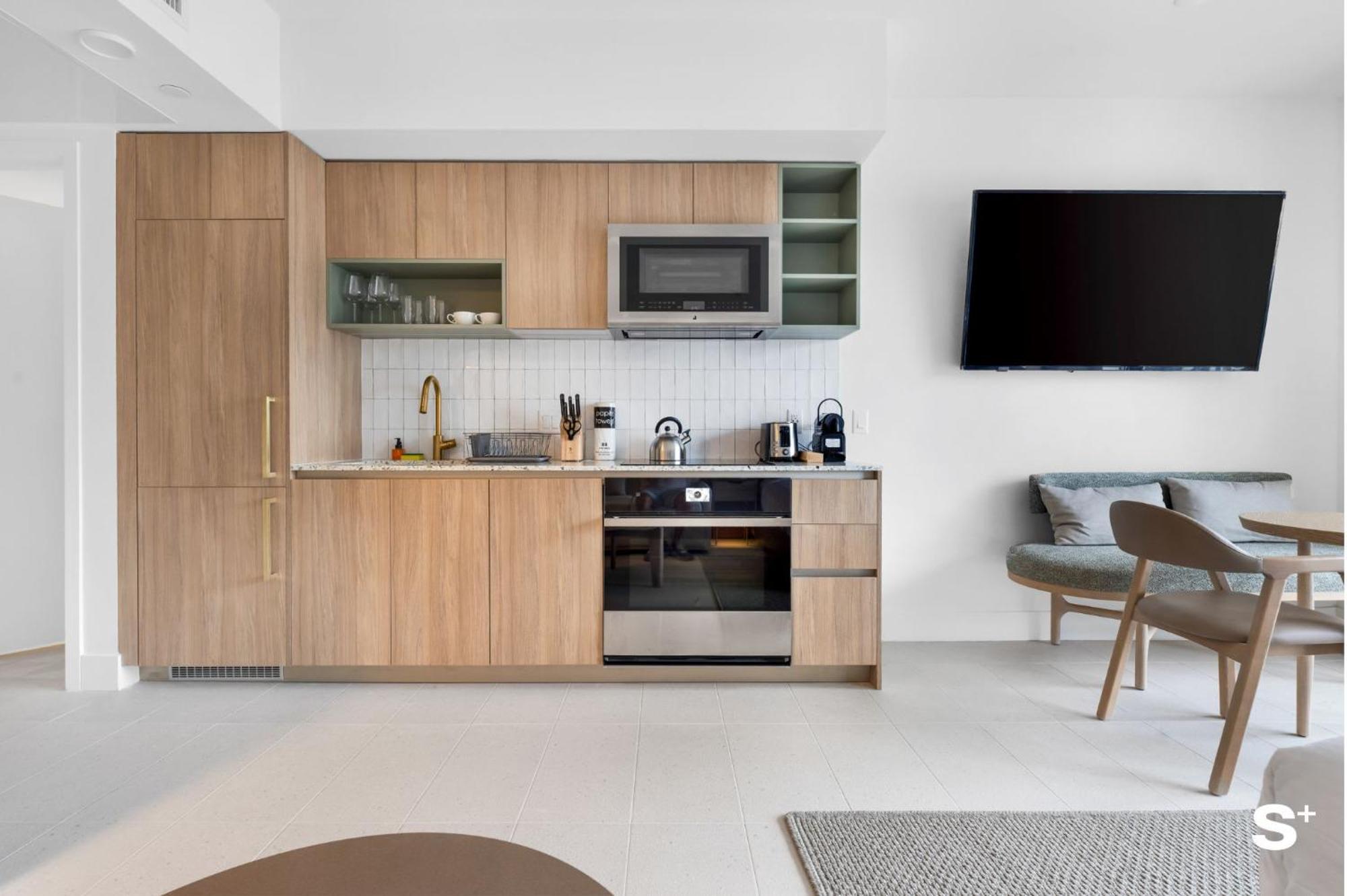 Skyline Chic Downtown Getaway *