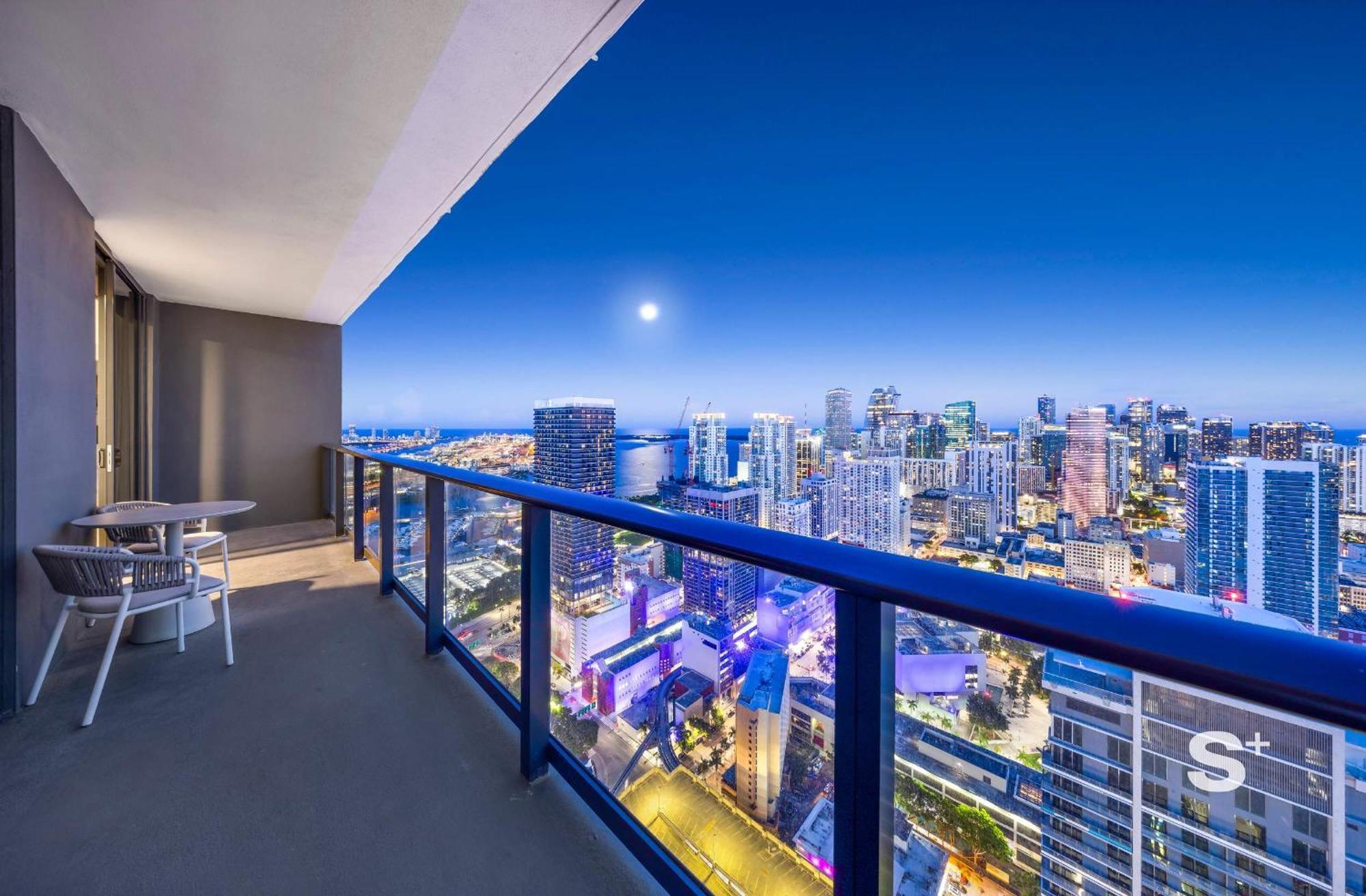 Skyline Chic Downtown Getaway Apartment Miami