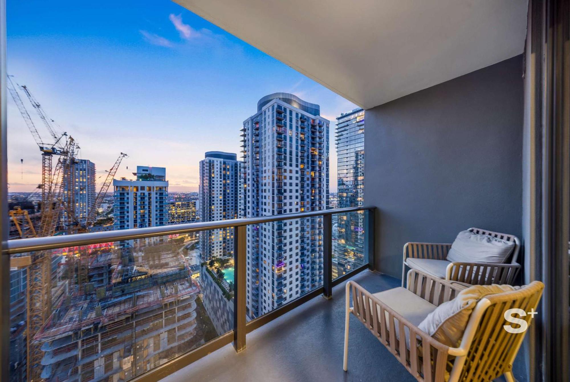 Skyline Chic Downtown Getaway Apartment *