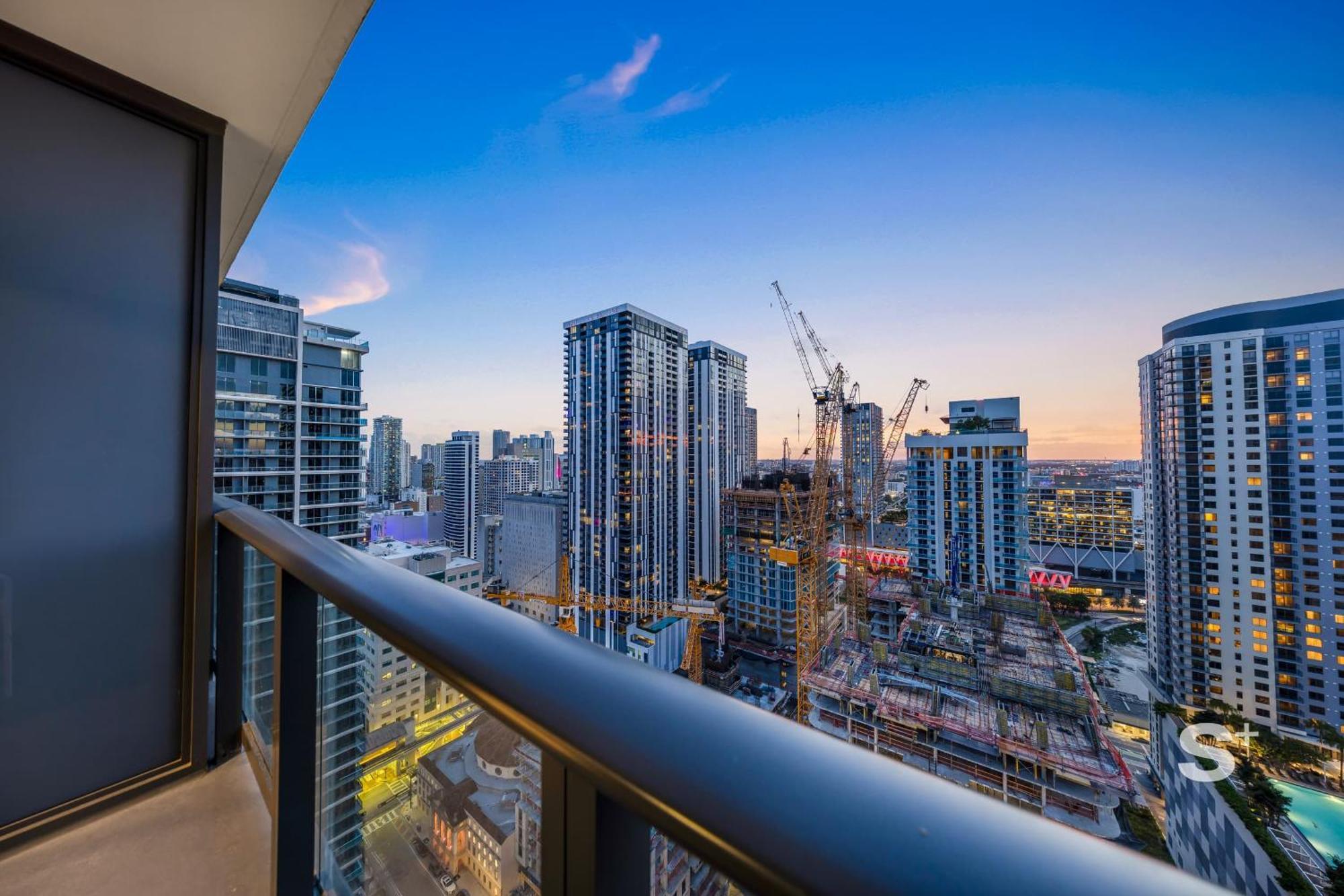 Apartment Skyline Chic Downtown Getaway *
